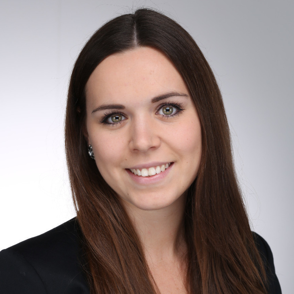 Portrait of Laura Schu